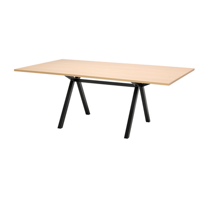 Een vergadertafel met een zwart onderstel en een houten blad, ideaal voor moderne werkruimtes en multifunctioneel gebruik.