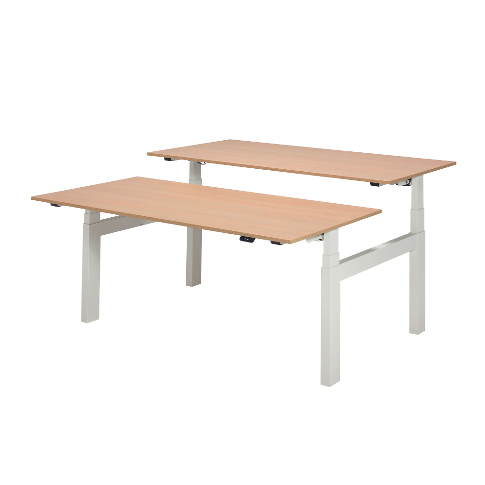 Duo zit/sta bureaus met witte poten en houten bladen, perfect voor een moderne werkplek.