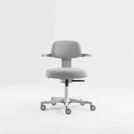 Ergonomische witte werkstoel met een zachte zitting en armsteunen voor extra comfort tijdens het werken.