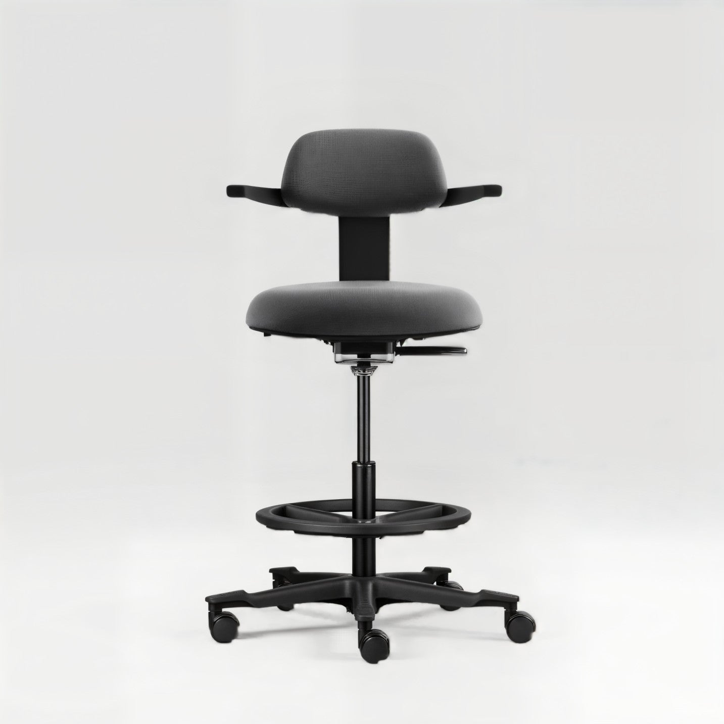 Zwarte bureaustoel met ergonomische zitting en rugleuning, ideaal voor een comfortabele werkplek.