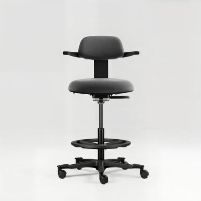 Zwarte bureaustoel met ergonomische zitting en rugleuning, ideaal voor een comfortabele werkplek.