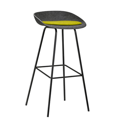 Duurzame zwarte kruk met een zwart frame, vervaardigd uit gerecycled materiaal voor een moderne en milieuvriendelijke look.