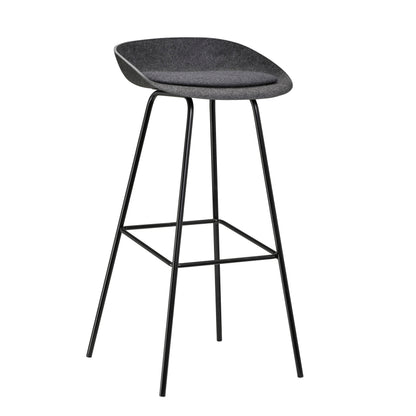 Zwarte barstoel met een zwart frame, gemaakt van 20 gerecyclede PET-flessen voor een duurzame uitstraling.