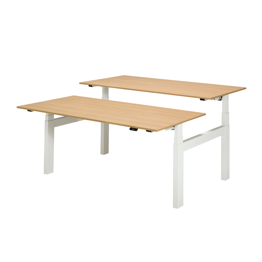 Functionele duo zit/sta bureaus met witte poten en houten tops, perfect voor een dynamische werkomgeving.