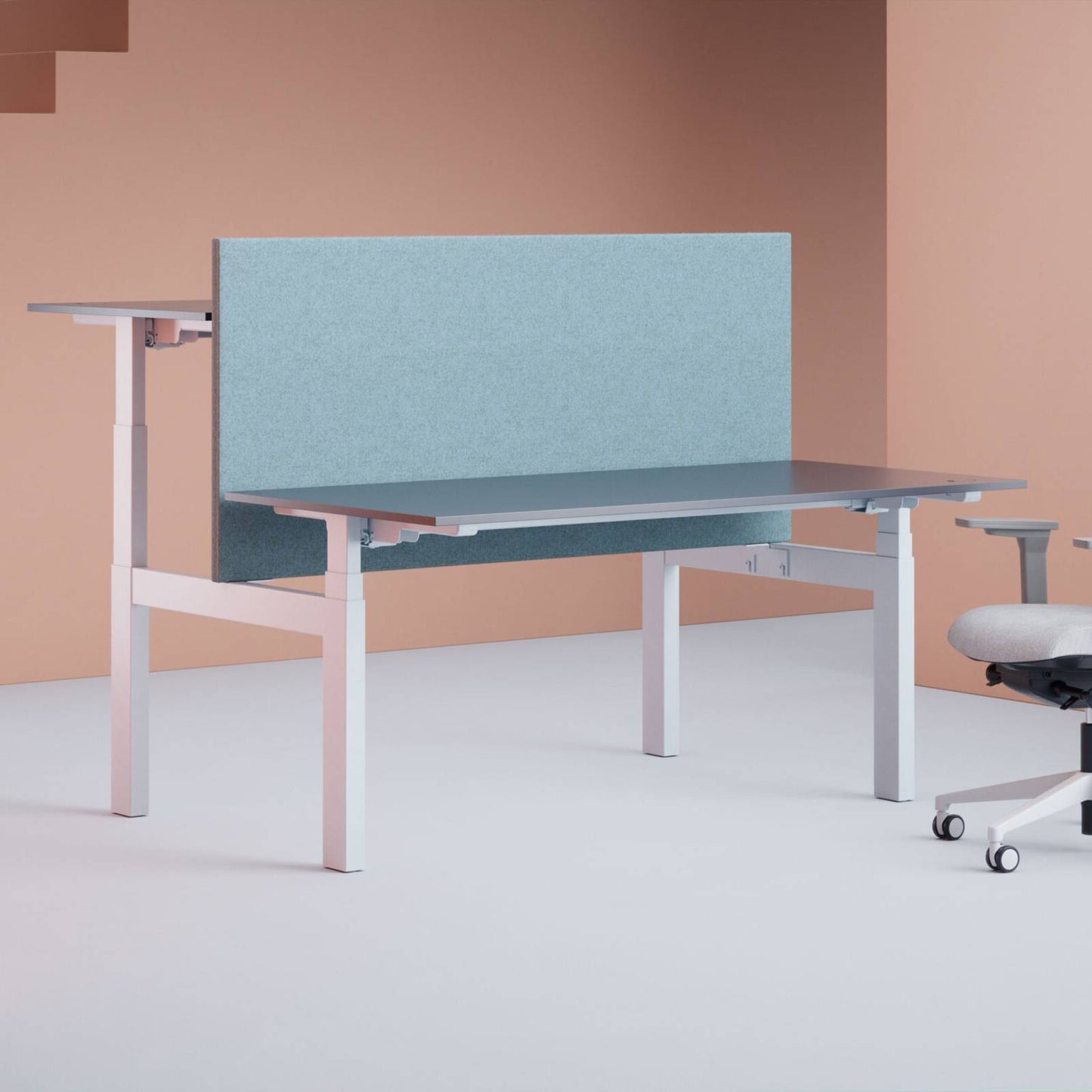 Elegante duo bureaus met witte poten en houten bladen, ideaal voor een comfortabele werkplek.
