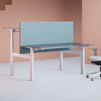 Elegante duo bureaus met witte poten en houten bladen, ideaal voor een comfortabele werkplek.
