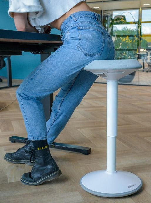 Wiebelkruk in wit tijdens het gebruik met een zit en sta bureau