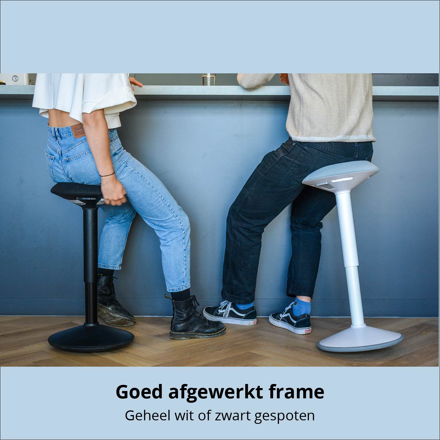 De wiebelkrukken van Backerz zijn verkrijgbaar in een witte variant en een zwarte variant