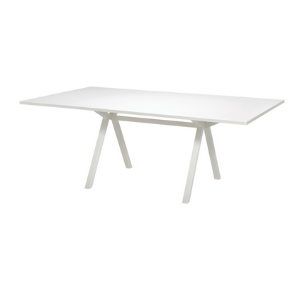 Een witte tafel met een X-poot frame, ideaal voor vergaderingen en lunches in een moderne werkomgeving.