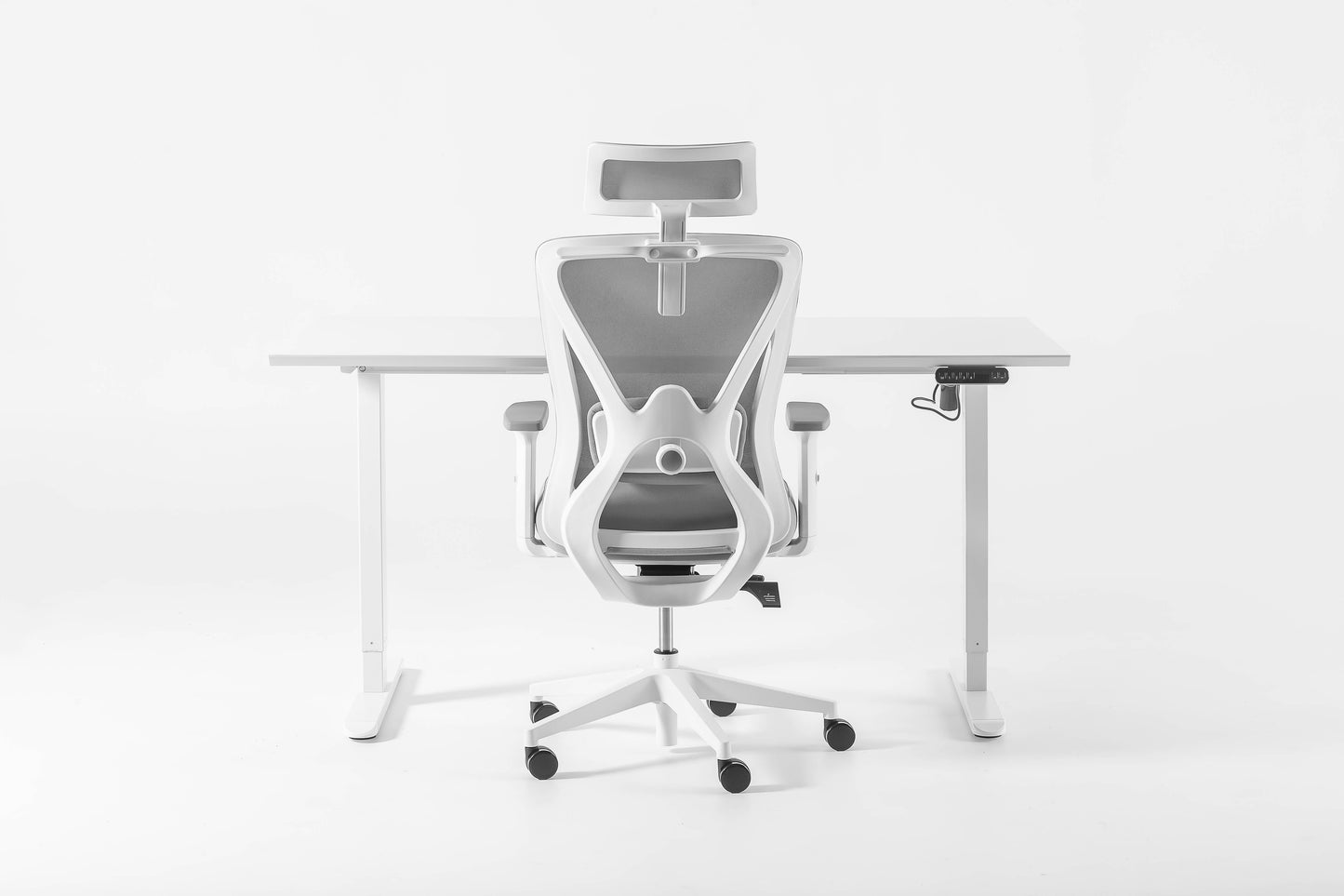 Een witte bureaustoel naast een wit bureau, perfect voor een Zit Sta Bureau.