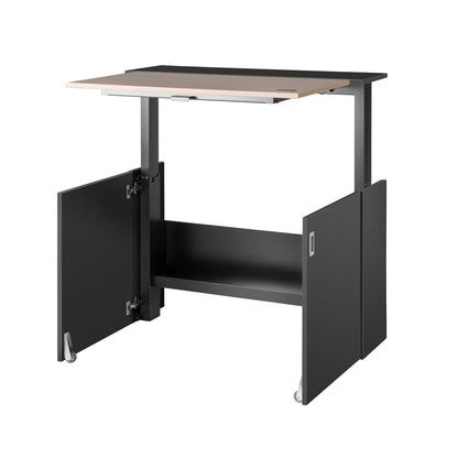 Thuiswerkplek met zwart bureau en houten bovenkant, ideaal voor een comfortabele werkervaring.